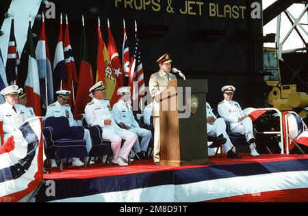 General Vigleik Eide, Vorsitzender des NATO-Militärkomitees, spricht während der Zeremonie zum Kommandowechsel, bei der Admiral Frank B. Kelso II durch Admiral Leon A. Edney zum OBERBEFEHLSHABER des US-amerikanischen Atlantikkommandos abgelöst wird. Die Zeremonie findet an Bord des Flugzeugträgers USS JOHN F. KENNEDY (CV 67) statt. Kelso wird Admiral Carlisle A.H. ersetzen Trost als CHEF der Marineeinsätze. Basis: Marine Air Station, Norfolk Bundesstaat: Virginia (VA) Land: Vereinigte Staaten von Amerika (USA) Stockfoto