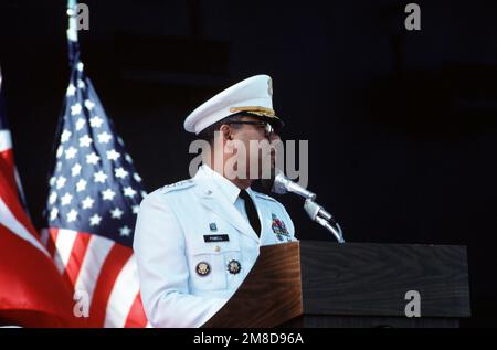 General Colin L. Powell, Vereinigte Staaten von Amerika, Vorsitzender der STABSCHEFS, spricht während der Zeremonie zum Kommandowechsel, bei der Admiral Frank B. Kelso II seine Position als Oberbefehlshaber des US-amerikanischen Atlantikkommandos an Admiral Leon A. Edney abgibt. Die Zeremonie findet an Bord des Flugzeugträgers USS JOHN F. KENNEDY (CV 67) statt. Kelso wird Admiral Carlisle A.H. ersetzen Trost als CHEF der Marineeinsätze. Basis: Marine Air Station, Norfolk Bundesstaat: Virginia (VA) Land: Vereinigte Staaten von Amerika (USA) Stockfoto