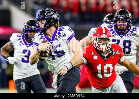 Inglewood, Kalifornien. 9. Januar 2023. TCU Horned Frogs Quarterback Max Duggan (15) läuft am 9. Januar 2023 im SoFi Stadium in Inglewood, CA, beim College Football Playoff National Championship Game zwischen den TCU Horned Frogs und den Georgia Bulldogs am 10. Januar an Georgia Bulldogs vorbei, Linebacker Jamon Dumas-Johnson (). (Obligatorischer Kredit: Freddie Beckwith/MarinMedia.org/Cal Sport Media) (absoluter vollständiger Fotograf und erforderliche Credits).Fernsehen oder gewinnorientierte Zeitschriften Wenden Sie sich direkt an MarinMedia. Kredit: csm/Alamy Live News Stockfoto