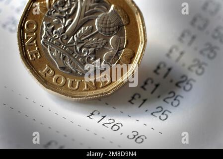 LEBENSMITTELRECHNUNG IM SUPERMARKT MIT EINEM PFUND GELD FÜR LEBENSHALTUNGSKOSTEN KRISE EINKOMMEN AUSGABEN SHOPPING INFLATION PREISE STEIGEN ETC UK Stockfoto