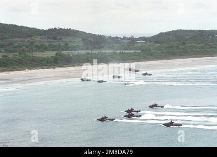 USA Marine Corps AAVP-7A1 Amphibienfahrzeuge kommen während der Thai/US-Übung Cobra Gold '90 an Land. Betreff Operation/Serie: COBRA GOLD '90 Basis: Khao Chai Ang Land: Thailand (THA) Stockfoto