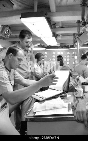 Ingenieure an Bord des amphibischen Angriffsschiffs USS SAIPAN (LHA-2) treffen Vorkehrungen, um einen der Boiler des Schiffs zu Wartungszwecken abzuschalten. Die SAIPAN dampfte eine Woche lang mit Flankengeschwindigkeit, um an der Küste Liberias zu operieren. Betreff Betrieb/Serie: SCHARFE KANTE Land: Atlantik (AOC) Stockfoto