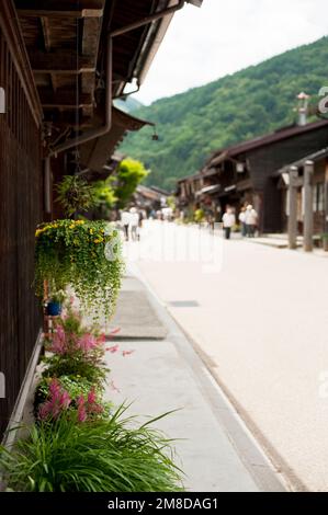 Die Nakasendo-Poststraße führt im Sommer durch die traditionelle Stadt Naraijuku in Nagano. Stockfoto