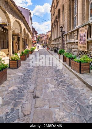 Veliko Tarnovo, Bulgarien - August 2022: Samovodska Charshiya Straße, eine der wichtigsten Touristenattraktionen in Veliko Tarnovo Stockfoto