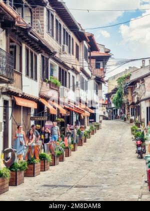 Veliko Tarnovo, Bulgarien - August 2022: Samovodska Charshiya Straße, eine der wichtigsten Touristenattraktionen in Veliko Tarnovo Stockfoto