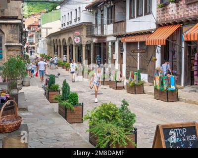 Veliko Tarnovo, Bulgarien - August 2022: Samovodska Charshiya Straße, eine der wichtigsten Touristenattraktionen in Veliko Tarnovo Stockfoto