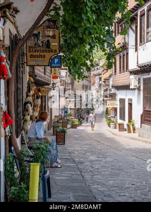 Veliko Tarnovo, Bulgarien - August 2022: Samovodska Charshiya Straße, eine der wichtigsten Touristenattraktionen in Veliko Tarnovo Stockfoto