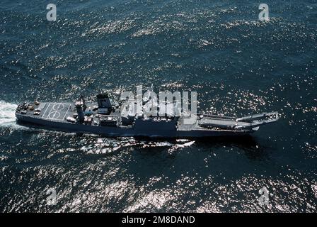 Ein Blick über Steuerbord auf das Panzerlandeschiff USS SCHENECTADY (LST-1185), das vor der Küste von San Diego unterwegs ist. Land: Pazifik (POC) Stockfoto