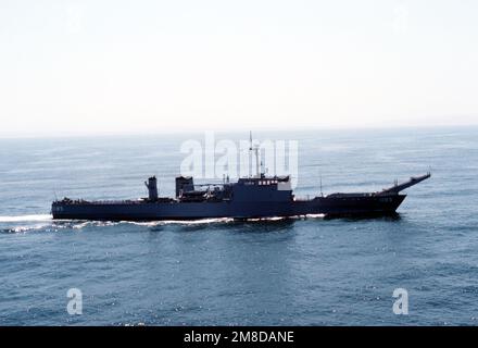 Steuerbordbalken-Blick auf das Panzerlandeschiff USS SCHENECTADY (LST-1185), das vor der Küste von San Diego unterwegs ist. Land: Pazifik (POC) Stockfoto