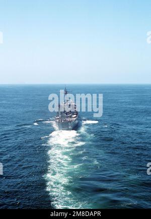 Ein Blick vom Heck auf das Panzerlandeschiff USS SCHENECTADY (LST-1185), das vor der Küste von San Diego unterwegs ist. Land: Pazifik (POC) Stockfoto