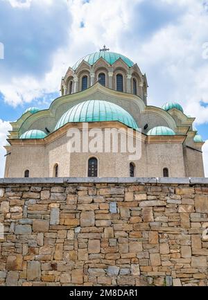 Veliko Tarnovo, Bulgarien - August 2022: Blick mit der Geburtskirche der Jungfrau Maria in Veliko Târnovo Stockfoto