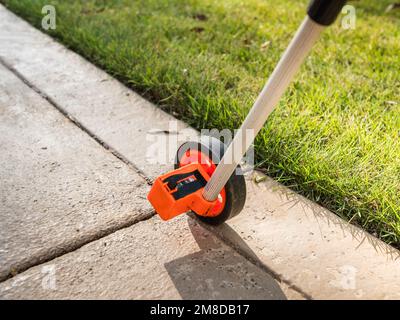 Messrad zur Abstandsberechnung. Messwerkzeug für die Außenvermessung mit Rollkilometerzähler. Stockfoto