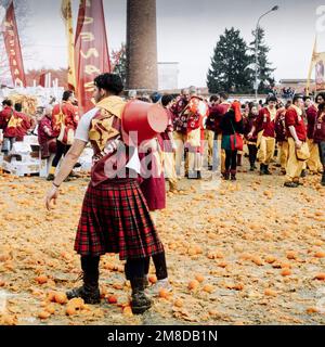 Karneval von Orangen, Ivrea (Italien). Der Orangenkarneval ist eine sehr alte und besondere Tradition, an der jedes Jahr Tausende von Menschen teilnehmen Stockfoto