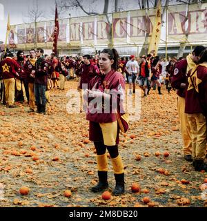 Karneval von Orangen, Ivrea (Italien). Der Orangenkarneval ist eine sehr alte und besondere Tradition, an der jedes Jahr Tausende von Menschen teilnehmen Stockfoto