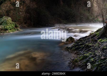 die toskanischen Wasserfälle des elsa-Flusses und ihre Wurzeln in der Evidenz Stockfoto