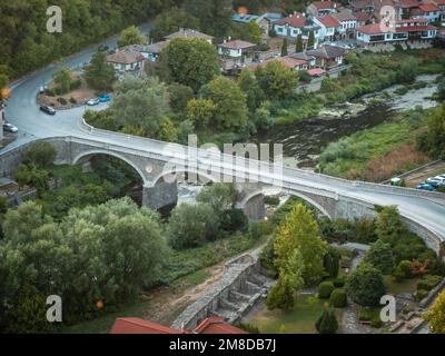 Alte historische Steinbrücke über den Fluss Yantra in Veliko Tarnovo, Bulgarien. Stockfoto