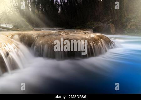 Wasserfälle, die im Morgengrauen vom elsa-Fluss der toskana entstehen Stockfoto