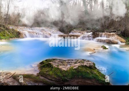 Breiter Blick auf mehrere Wasserfälle, die vom elsa-Fluss in der toskana erzeugt werden Stockfoto