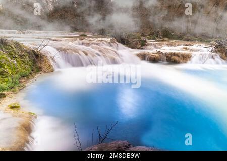 Mehrere Wasserfälle des toskanischen elsa-Flusses mit von Nebel umhülltem Wald Stockfoto