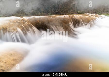 zoom-Wasserfälle, die vom elsa-Fluss in der toskana erzeugt werden Stockfoto