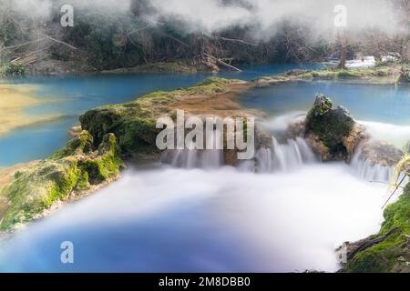 Kleine Wasserfälle, die vom Fluss elsa in der toskana erzeugt werden Stockfoto