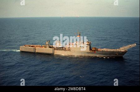 Steuerbordbalken-Blick auf das Panzerlandeschiff USS SUMTER (LST-1181), das während der Operation Sharp Edge vor der Küste Liberias unterwegs ist. Betreff Betrieb/Serie: SCHARFE KANTE Land: Atlantik (AOC) Stockfoto