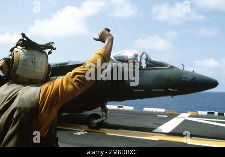 Ein Flugdirektor auf dem Cockpit des amphibischen Angriffsschiffs USS SAIPAN (LHA-2) signalisiert dem Piloten eines an das Marine Medium Helicopter Squadron 261 (HMM-261) angeschlossenen AV-88-Harrier-Flugzeugs während einer Probe für Operation Sharp Edge. Die SAIPAN ist auf Station vor der Küste Liberias. Betreff Betrieb/Serie: SCHARFE KANTE Land: Atlantik (AOC) Stockfoto