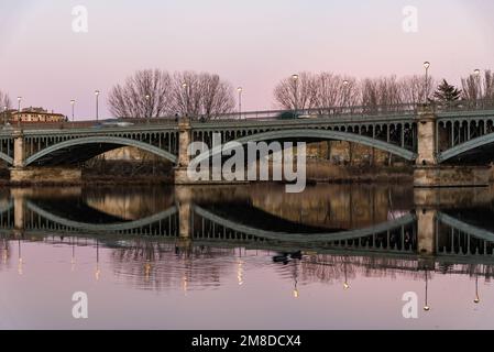 Enrique Estevan Iron Bridge reflektiert auf dem Tormes River bei Sonnenuntergang in Salamanca, Castilla Leon, Spanien. Auch als neue Brücke bezeichnet Stockfoto