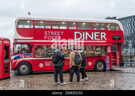 Der rote Doppeldeckerbus wurde als Street Food Diner am Albert Dock von Liverpool umbenannt. Stockfoto