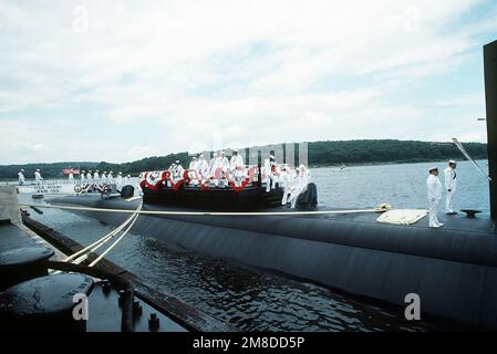 Besatzungsmitglieder bemannt das nuklearbetriebene Angriffs-U-Boot USS MIAMI (SSN-755), während das Schiff während der Zeremonie zum Leben erwacht. Basis: Marine-U-Boot-Basis, New London Bundesstaat: Connecticut (CT) Land: Vereinigte Staaten von Amerika (USA) Stockfoto