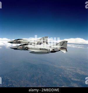 Zwei RF-4B Phantom II-Flugzeuge der Marine PHOTO-Reconnaissance Squadron 3 (VMFP-3) überfliegen die Berge während eines Fluges von der Marine Corps Air Station, El Toro, Kalifornien. VMFP-3, die letzte aktive Marineflugeinheit, die die F-14 operativ fliegt, wird am 10. August 1990 deaktiviert. Bundesstaat: Kalifornien (CA) Land: Vereinigte Staaten von Amerika (USA) Stockfoto