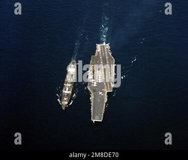 Eine Übersichtsansicht des Flottenölers USNS KAWISHIWI (T-AO-146), der eine laufende Auffüllung des Flugzeugträgers USS RANGER (CV-61) durchführt. Land: Pazifik (POC) Stockfoto