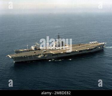 Eine Hafenbogenansicht des Flugzeugträgers USS RANGER (CV-61), der durch den Flottenöler USNS KAWISHIWI (T-AO-146) aufgefüllt wird. Land: Pazifik (POC) Stockfoto