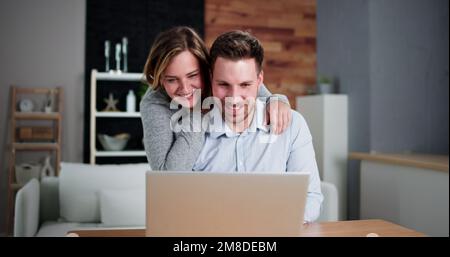 Glückliches Paar Beim Laptop. Online-Shopping Stockfoto