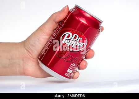 DUSCHANBE, TADSCHIKISTAN - 11. SEPTEMBER 2022: Frauenhände mit dem roten Aluminium Dr. Pepper können auf weißem Hintergrund Nahaufnahmen machen. Stockfoto