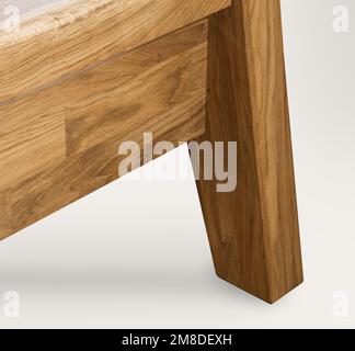 Bettbein aus Holz, Foto aus nächster Nähe, Hintergrund mit Öko-Möbeln aus Holz. Möbelbein aus massivem Holz Stockfoto