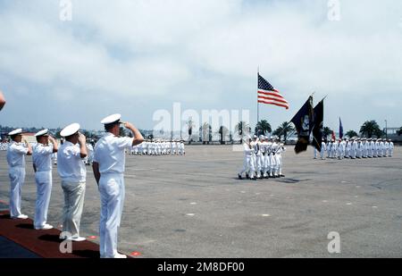 Admiral (ADM) Gennadiy Chvatov, Zweiter von rechts, Kommandeur der sowjetischen Pazifikflotte, und ADM Charles R. Larson, vierter von rechts, Oberbefehlshaber der US-Pazifikflotte, salutieren während einer Zeremonie im Marine Recruit Training Command. Drei Schiffe der sowjetischen Pazifikflotte sind für einen fünftägigen Besuch in San Diego. Basis: Marineflugstation, San Diego Bundesstaat: Kalifornien (CA) Land: Vereinigte Staaten von Amerika (USA) Stockfoto