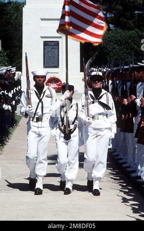 US-Marines und sowjetische Matrosen präsentieren ihre Waffen, während ein Farbwächter der US-Marine bei einer Zeremonie zum Kranzlegen zwischen ihnen vorbeizieht, die auf dem Fort Rosecrans National Cemetery zu Ehren derer stattfindet, die im Zweiten Weltkrieg gedient haben Drei Schiffe der sowjetischen Pazifikflotte sind für einen fünftägigen Besuch in San Diego. Basis: San Diego Staat: Kalifornien (CA) Land: Vereinigte Staaten von Amerika (USA) Stockfoto