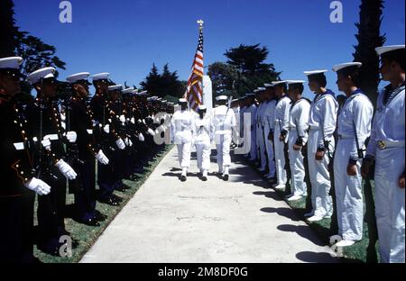 US-Marines präsentieren Waffen, und sowjetische Matrosen stehen auf der Hut, während ein Farbwächter der US Navy bei einer Zeremonie zum Kranzlegen zwischen ihnen vorbeizieht, die in der Fort Rosecrans National Ceretery zu Ehren derer stattfindet, die im Zweiten Weltkrieg gedient haben Drei Schiffe der sowjetischen Pazifikflotte sind für einen fünftägigen Besuch in San Diego. Basis: San Diego Staat: Kalifornien (CA) Land: Vereinigte Staaten von Amerika (USA) Stockfoto
