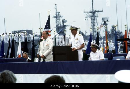 Admiral (ADM) Charles R. Larson, Oberbefehlshaber der US-Pazifikflotte, hält auf einer Medienkonferenz zu Beginn eines fünftägigen Besuchs von drei Schiffen der sowjetischen Pazifikflotte. ADM Gennadiy Chvatov, Kommandeur der sowjetischen Pazifikflotte, sitzt auf der rechten Seite. Basis: Marineflugstation, San Diego Bundesstaat: Kalifornien (CA) Land: Vereinigte Staaten von Amerika (USA) Stockfoto