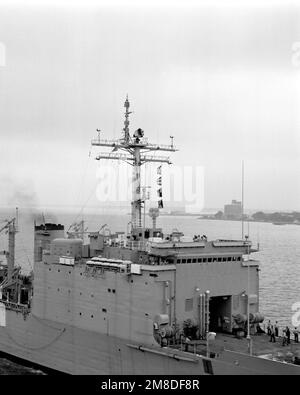 Von Steuerbord aus kann man das Panzerlandeschiff USS BOULDER (LST-1190) sehen, während das Schiff auf der Straße unterwegs ist. Basis: Hampton Roads, Norfolk Bundesstaat: Virginia (VA) Land: Vereinigte Staaten von Amerika (USA) Stockfoto