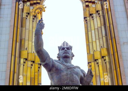 DUSCHANBE, TADSCHIKISTAN - 28. JULI 2022: Die Bronzestatue von Ismail Samani der Samanid amir von Transoxiana und Khorasan. Stockfoto