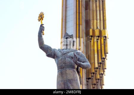 DUSCHANBE, TADSCHIKISTAN - 28. JULI 2022: Die Bronzestatue von Ismail Samani der Samanid amir von Transoxiana und Khorasan. Stockfoto