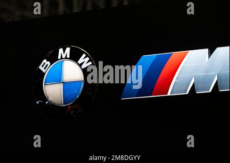 Chiba, Präfektur Chiba, Japan. 13. Januar 2023. BMW ist ein deutscher multinationaler Konzern, der Luxusfahrzeuge und Motorräder herstellt. Das Unternehmen verfügt auch über einen Leistungsbereich namens BMW M. beide Unternehmen sind bekannt für die Herstellung von Hochleistungsversionen ihrer Fahrzeuge mit leistungsstarken Motoren, fortschrittlichen Aufhängungssystemen und unverwechselbarem Styling. Beide Unternehmen haben eine lange Erfolgsgeschichte im Motorsport und gelten als eines der angesehensten in der Branche.Tokyo Auto Salon (æ±ä°¬Ã‚ªãƒ¼ãƒˆã‚µãƒ-ãƒ³) gilt als eine der renommiertesten Automessen im Stockfoto