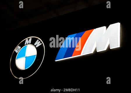 Chiba, Präfektur Chiba, Japan. 13. Januar 2023. BMW ist ein deutscher multinationaler Konzern, der Luxusfahrzeuge und Motorräder herstellt. Das Unternehmen verfügt auch über einen Leistungsbereich namens BMW M. beide Unternehmen sind bekannt für die Herstellung von Hochleistungsversionen ihrer Fahrzeuge mit leistungsstarken Motoren, fortschrittlichen Aufhängungssystemen und unverwechselbarem Styling. Beide Unternehmen haben eine lange Erfolgsgeschichte im Motorsport und gelten als eines der angesehensten in der Branche.Tokyo Auto Salon (æ±ä°¬Ã‚ªãƒ¼ãƒˆã‚µãƒ-ãƒ³) gilt als eine der renommiertesten Automessen im Stockfoto