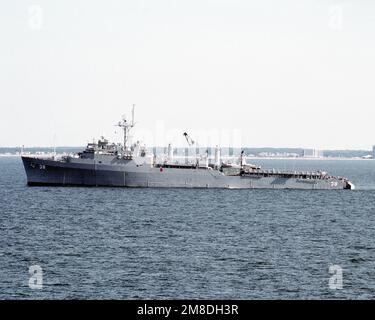 Ein Hafenblick auf das Landungsschiff USS PENSACOLA (LSD-38), das in der Nähe von Hampton Roads und Naval Station, Norfolk, VA, unterwegs ist. Land: Chesapeake Bay Stockfoto