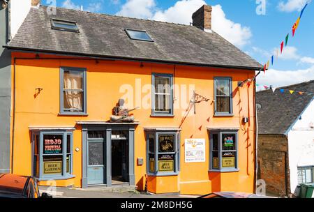 The Crown and Anchor Vaults, 32 High St, Bishops Castle, Shropshire, England. Bild wurde im August 2022 aufgenommen. Stockfoto