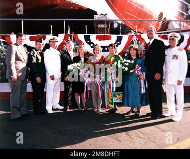 Ein Blick auf die offizielle Taufe des MSC (Military Sealift Command)-Schiffes USNS CLOUD (T-AKR 313) bei der NASSCO (National Steel and Shipbuilding Company) in San Diego, Kalifornien, am 7. August 1999. Links nach rechts: D. Hunter; Generalleutnant James M. Link, US Army Material Command; Konteradmiral John J. Bepko III, stellvertretender Befehlshaber der US-Marine, MSC; Jesse A. Atkins, Project Executive Officer EXW; Rebecca Clemins Lewis, Co-Matron; Marilyn Paddick Clemins, Co-Sponsor; Frau Annita Red Cloud, Sponsor; Frau Tris Yellow Cloud, Oberin der Ehre; Herr Richard H. Vortmann, Präsident Stockfoto