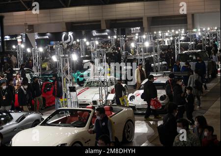 Chiba, Präfektur Chiba, Japan. 13. Januar 2023. Besucher bewundern modifizierte Autos, Ausstellungsstände und luxuriöse Supersportwagen im Tokyo Auto Salon. Der Tokyo Auto Salon (æ±ä°¬Ã‚ªãƒ¼ãƒˆã‚µãƒ-ãƒ³) gilt als eine der renommiertesten Automessen der Welt und zieht Autofans, Hersteller und Medien aus der ganzen Welt an. Die Ausstellung bietet eine große Auswahl an maßgeschneiderten und leistungsstarken Autos, darunter Sportwagen, Luxusautos und sogar Lkw und Busse. Besucher können auch Produkte und Technologien für Autos wie Räder, Reifen, Audiosysteme und sehen Stockfoto