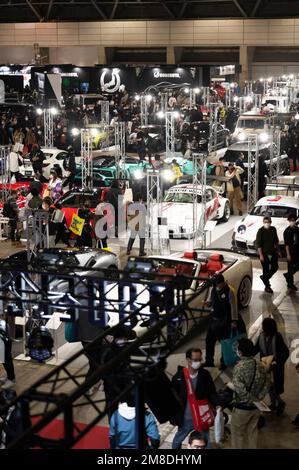 Chiba, Präfektur Chiba, Japan. 13. Januar 2023. Besucher bewundern modifizierte Autos, Ausstellungsstände und luxuriöse Supersportwagen im Tokyo Auto Salon. Der Tokyo Auto Salon (æ±ä°¬Ã‚ªãƒ¼ãƒˆã‚µãƒ-ãƒ³) gilt als eine der renommiertesten Automessen der Welt und zieht Autofans, Hersteller und Medien aus der ganzen Welt an. Die Ausstellung bietet eine große Auswahl an maßgeschneiderten und leistungsstarken Autos, darunter Sportwagen, Luxusautos und sogar Lkw und Busse. Besucher können auch Produkte und Technologien für Autos wie Räder, Reifen, Audiosysteme und sehen Stockfoto